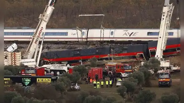 España busca víctimas entre los trenes destrozados mientras crece la presión sobre el Gobierno de Pedro Sánchez