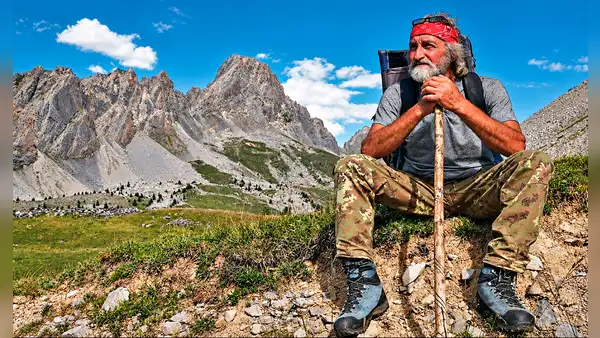 A los 77 años, temía no terminar de restaurar su cabaña: hoy vive a 1.800 metros en los Alpes para preservar su legado familiar