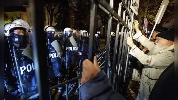 Polonia vive un enfrentamiento político por el control del Tribunal Constitucional y despliega a la policía en Varsovia