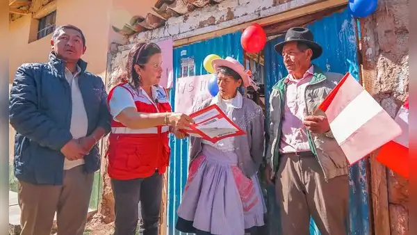COFOPRI entrega 175 títulos a familias afectadas por el sismo en Huasicancha