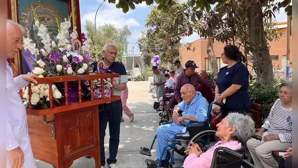 La fe del Señor de los Milagros también se vive en el Hogar Canevaro