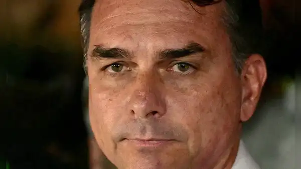 Flávio Bolsonaro se aferra a no aceptar la derrota y asegura que los resultado en Brasil son "matemáticamente imposible"