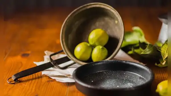 Recomiendan hervir agua con limón en la sartén durante 10 minutos después de freír: descubre para qué sirve y cómo ayuda a quitar las manchas