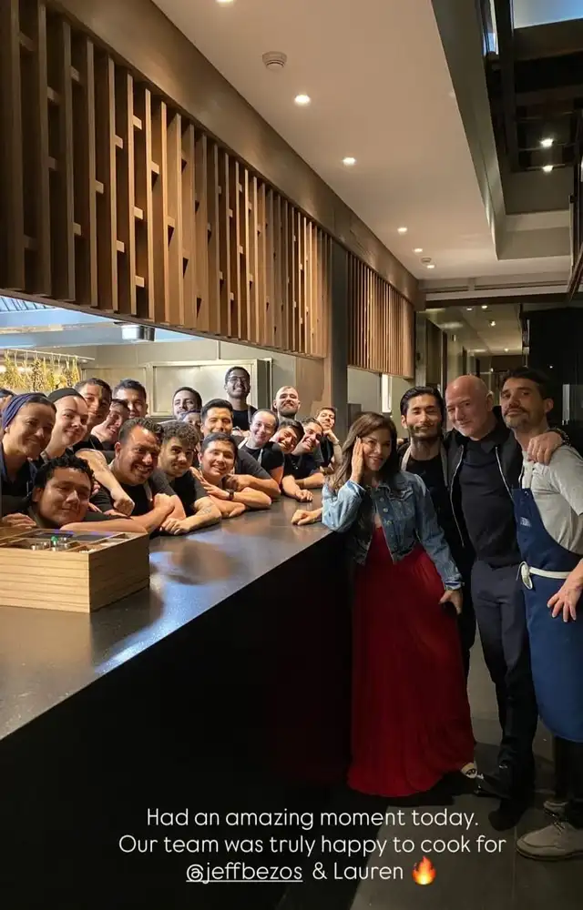 El chef Sang publicó una historia en la que aparece acompañado por Jeff Bezos, la esposa del magnate y el equipo completo de Central. Foto: @sang.mater El chef Sang publicó una historia en la que aparece acompañado por Jeff Bezos, la esposa del magnate y el equipo completo de Central. Foto: @sang.mater