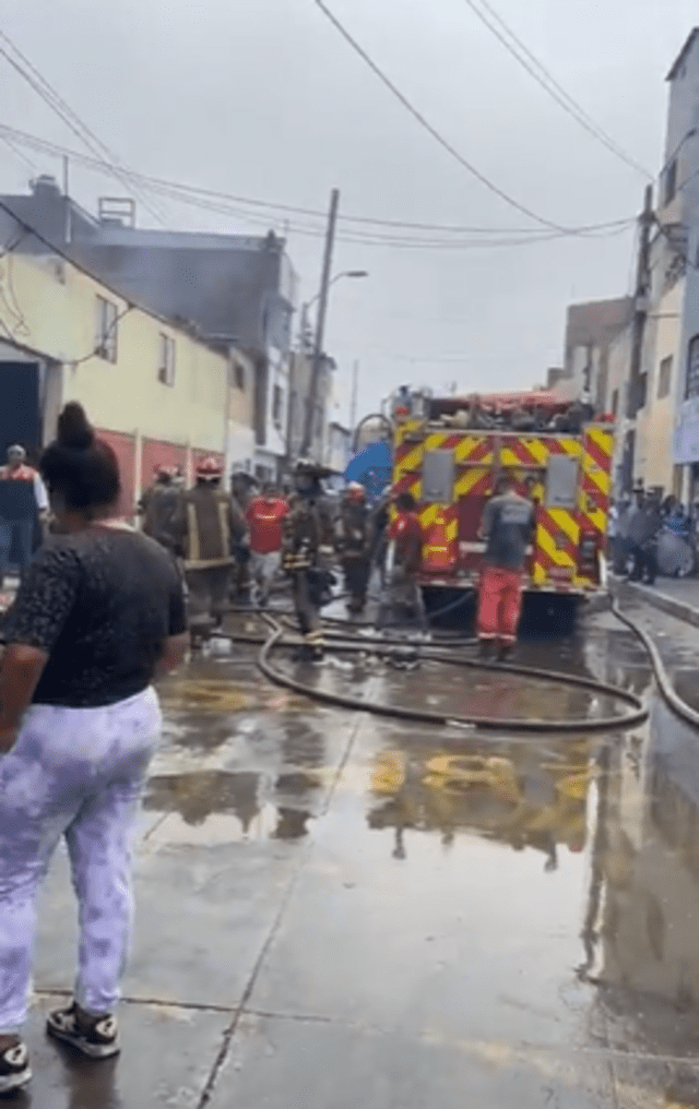 Los bomberos tuvieron el apoyo de la municipalidad y de Sedapal para enfrentar la emergencia. Foto: Prensa Chalaca.   