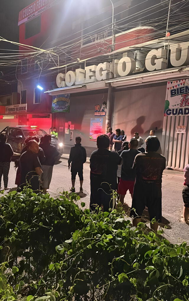 Personas consternadas tras detonación de explosivo en colegio. Foto: Difusión   