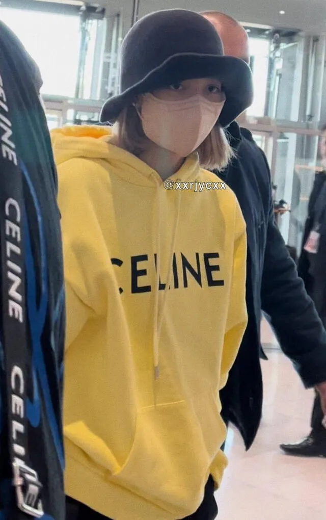 Lisa en el aeropuerto de Francia. Foto: vía Twitter