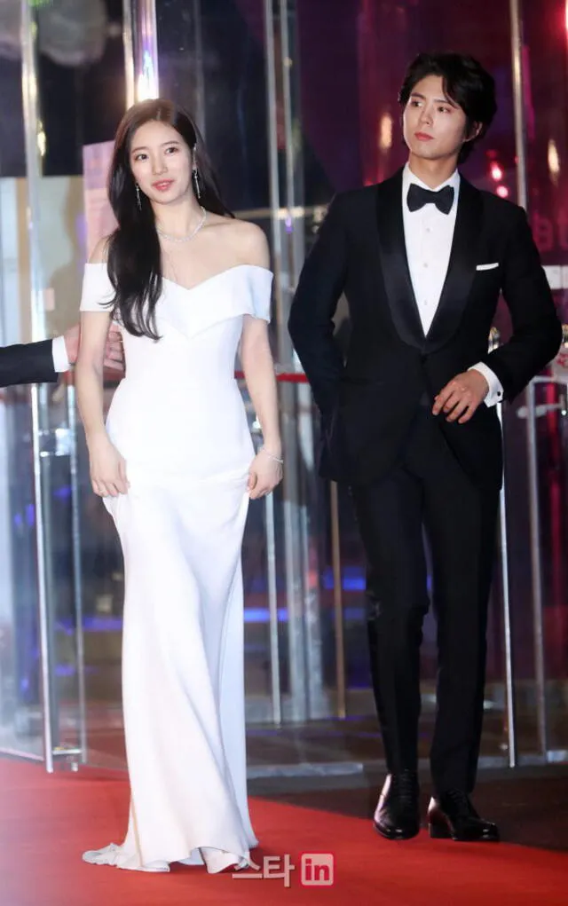 Park Bo Gum no le ofreció el brazo a Suzy mientras caminaban por la red carpet en mayo del 2018.