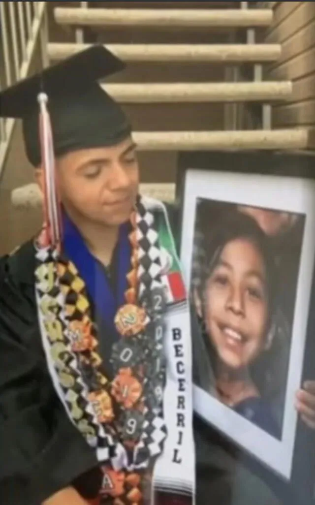 Michael Becerril en su graduación con la foto de Jenny.