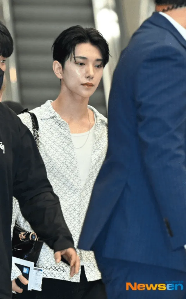  Joshua, idol de SEVENTEEN, en el aeropuerto de Incheon el 18 de agosto. Foto: Newsen   