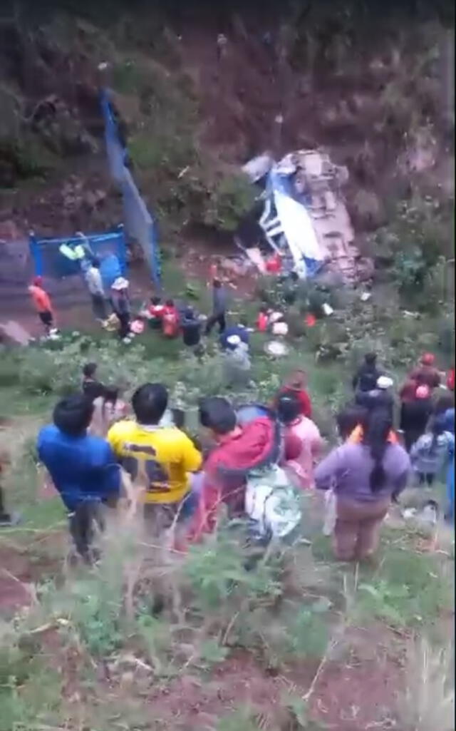  Carro cayó a abismo. Foto: Luis Álvarez/La República   