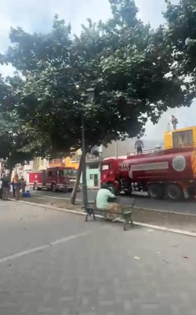 Dos unidades de cisternas en el incendio. Foto: Difusión Dos unidades de cisternas en el incendio. Foto: Difusión