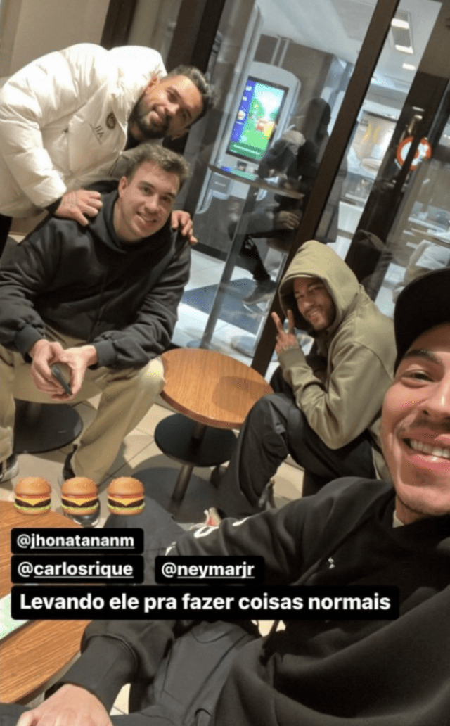 Tras su noche de póker, Neymar fue con sus amigos a un local de McDonald's. Foto: Instagram   