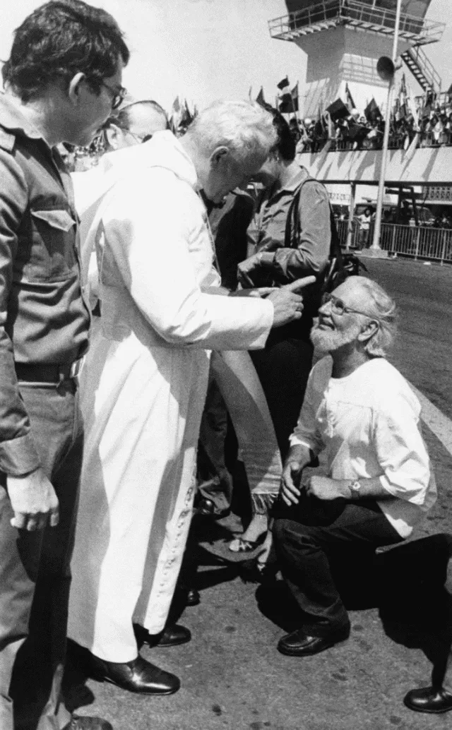 La foto que protagonizaron Ernesto Cardenal y Juan Pablo II que impactó al mundo. (Foto: AP Photo/Barricada, File)
