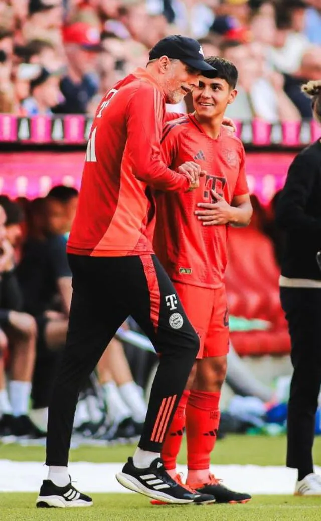 Matteo Pérez junto con Thomas Tuchel previo a su ingreso a la cancha para enfrentar a Wolfsburgo. Foto: Instagram/Matteo Pérez.   