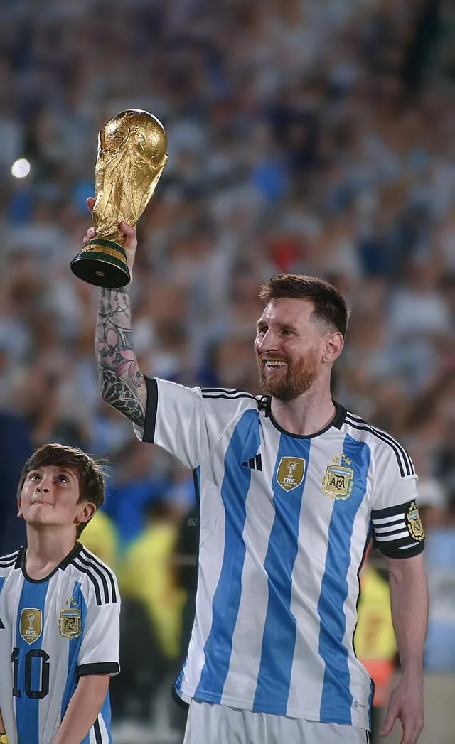  Lionel Messi junto Thiago en la Copa del Mundo 2022. Foto: Difusión   