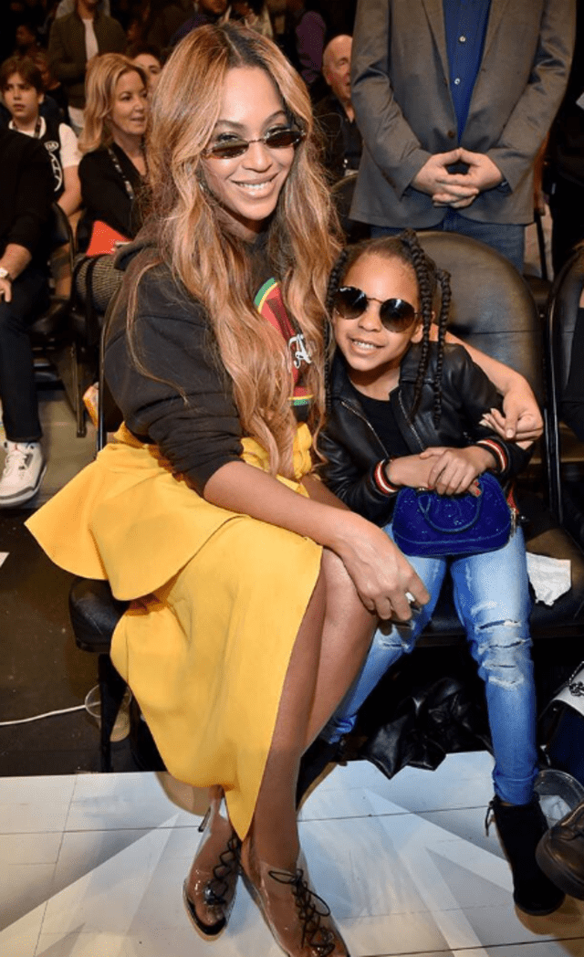 Blue Ivy Carter, la hija de Beyoncé, también participa en la canción.