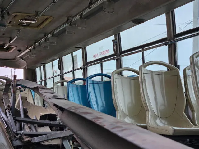 Así terminó el interior del bus tras impactar contra la estructura metálica. Foto: Difusión   