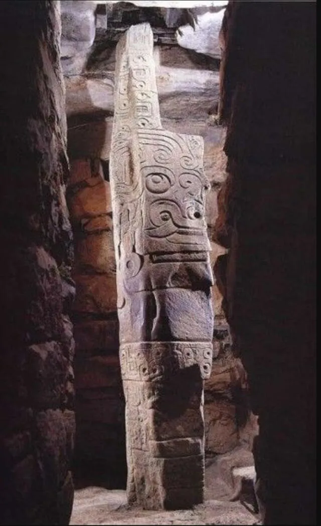  Lanzón monolítico, escultura de piedra de 15 pies de altura que permanece fijada entre el suelo y el techo de una de las galerías del complejo Chavín de Huantar desde hace 2.500 años. Foto: Turismo en Perú.<br><br>    