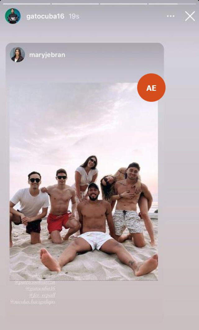 Rodrigo Cuba y Ale Venturo posan juntos con sus amigos en la playa. Foto: Instagram/Rodrigo Cuba