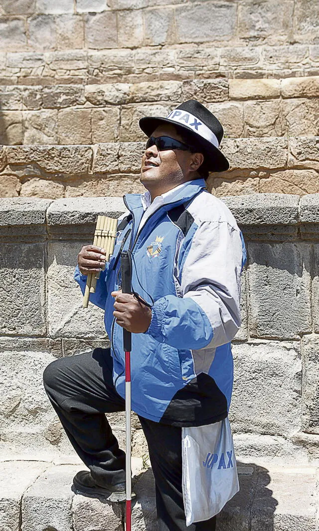 Duro trabajo. Pese a su discapacidad, Ronald Vilca integra la agrupación de zampoñistas Juventud Paxa.  Cada año es  parte de las actividades por la fiesta de la mamita Candelaria en la ciudad de Puno.