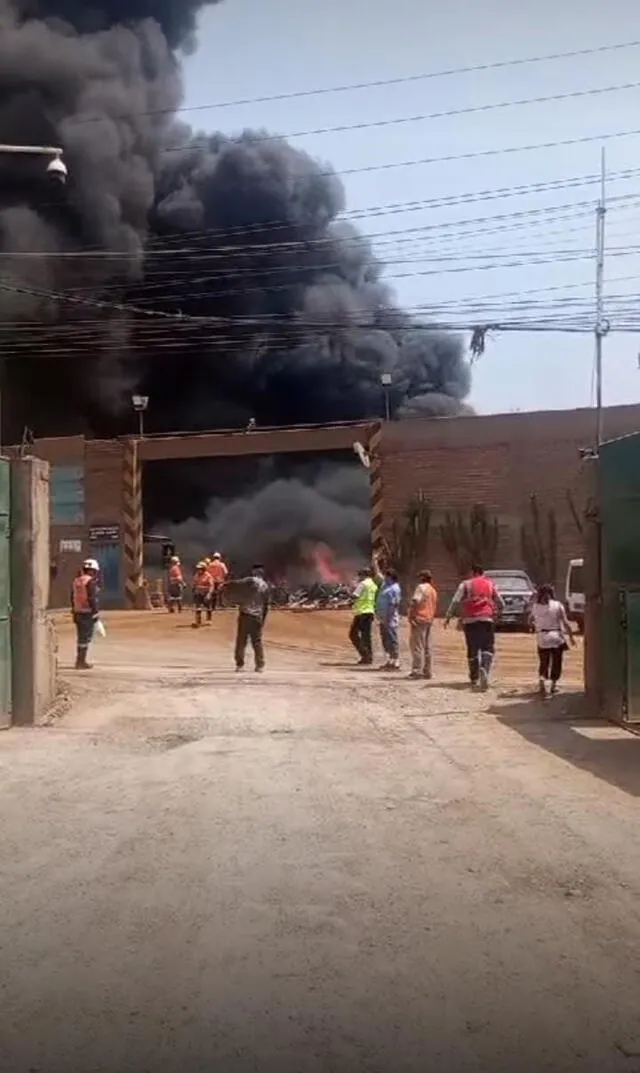 Personal de la fábrica se retiró del lugar para evitar ser afectado por el fuego. Foto: Difusión   