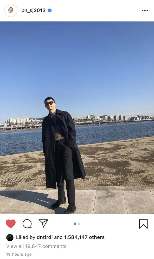 Park Seo Joon -protagonista del Kdrama Itaewon Class y amigo íntimo de V- lo acompañó en su viaje por la playa Naksan. Instagram, 14 de marzo, 2020.