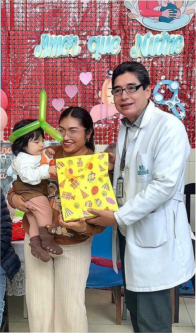 Especialistas recomiendan mantener la lactancia hasta los 2 años de vida del bebé. Foto: difusión    