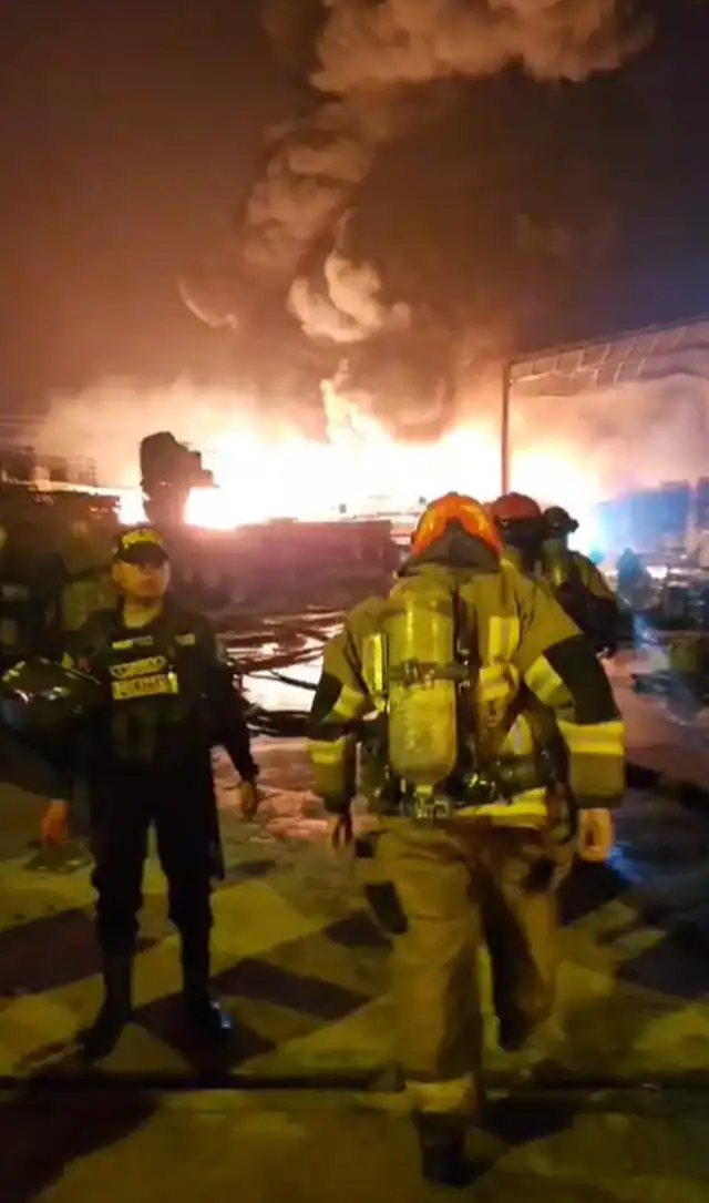 Personal de bomberos ingresando al lugar del siniestro. Foto: Roger García Personal de bomberos ingresando al lugar del siniestro. Foto: Roger García