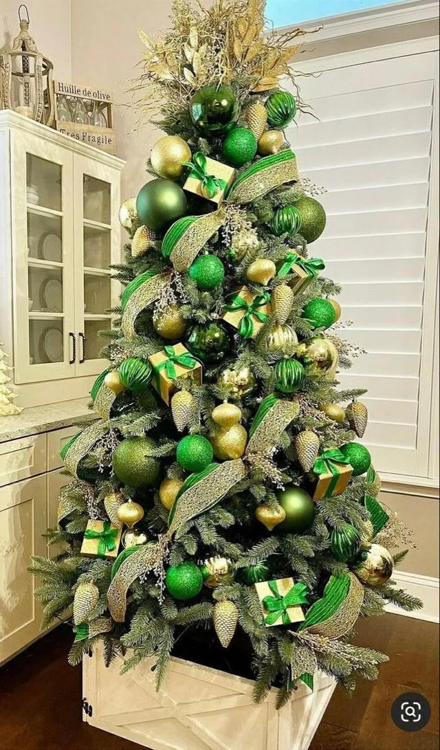 Árbol con adornos verdes y dorados. Foto: difusión   