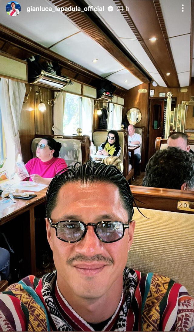 Gianluca Lapadula en tren hacia Machupicchu