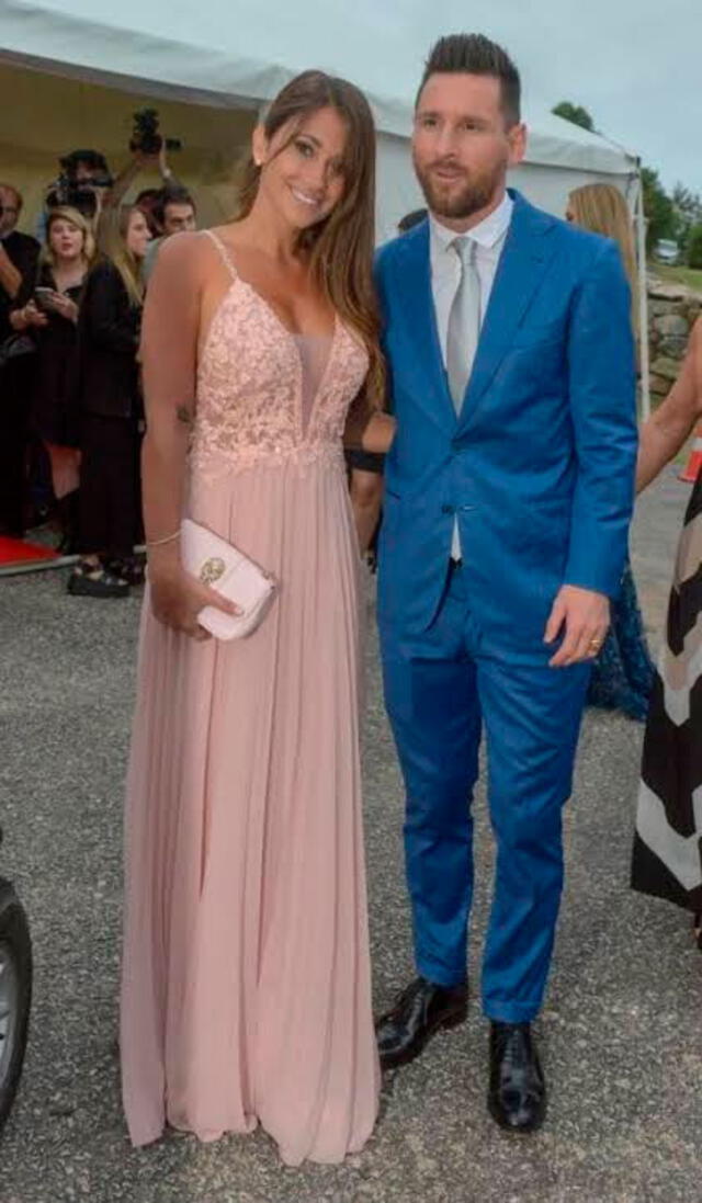 Antonella Roccuzzo posando feliz junto a su esposo Lionel Messi.