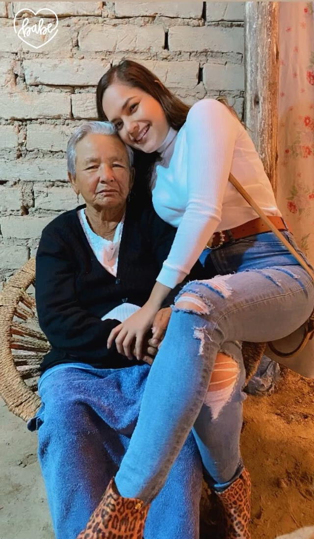  Lesly Águila, de Corazón Serrano, y su abuelita. Foto: Facebook 