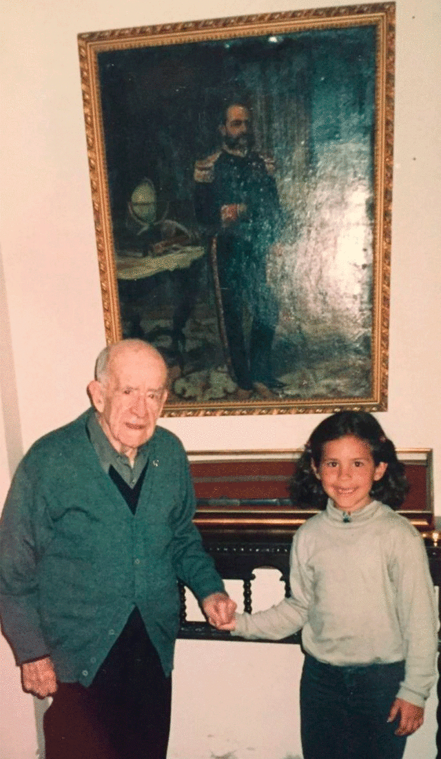 Ximena Macarena junto a un retrato de su tatarabuelo Miguel Grau Seminario. Foto: Difusión