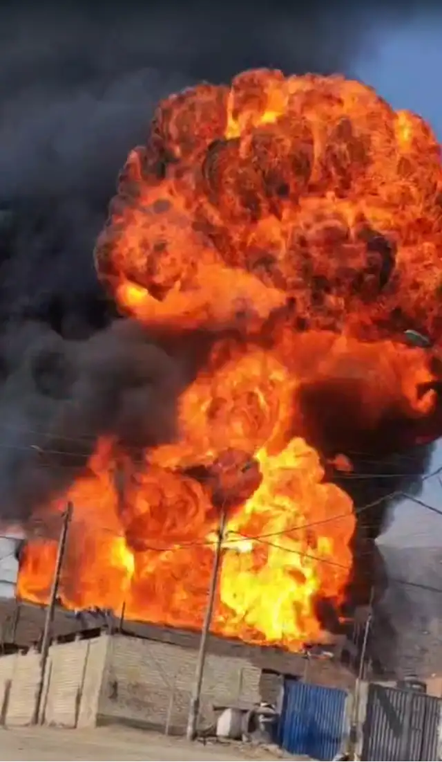 La emergencia, catalogada como código 3, comenzó a las 2:32 p.m., movilizando 10 unidades del Cuerpo General de Bomberos para combatir las llamas.