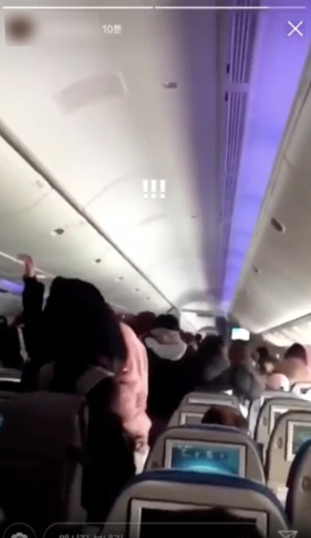 Imagen de fanáticos obsesivos tratando de seguir a BTS en el avión. Esto ha provocado que BTS ahora tenga que usar aviones privados. (Foto: captura Instagram)