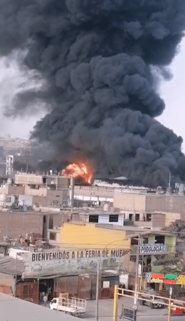 Explosiones dentro de la fábrica en medio del incendio. Foto: Difusión   