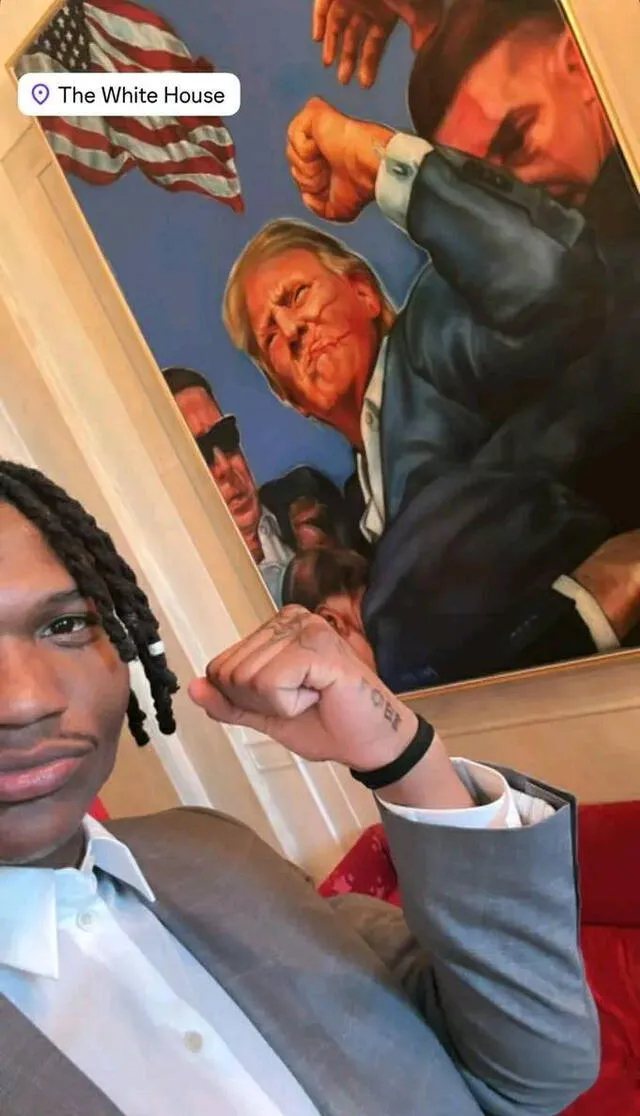 Foto de Eli Ricks posando con el retrato de Donald Trump. 