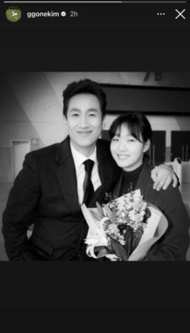  Kim Go Eun se despide de Lee Sun Kyun. Foto: Instagram   