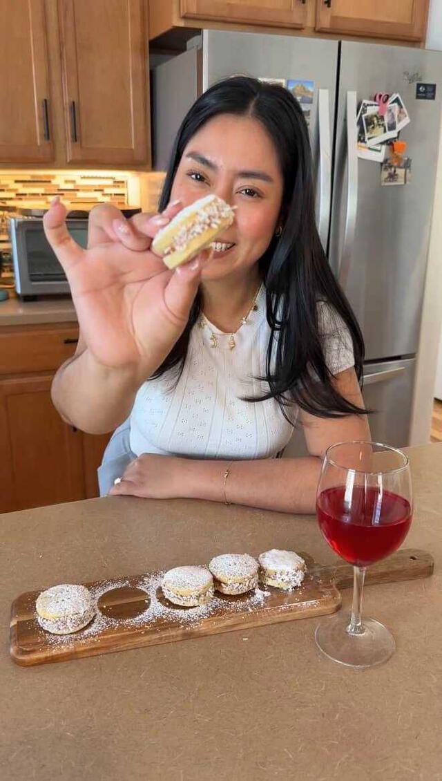  Heisil presentando sus alfajores recién preparados. Foto: Heisil.   