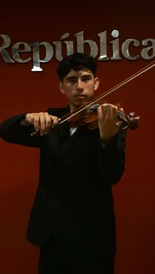 Arturo Becerra en la sede de la República.   