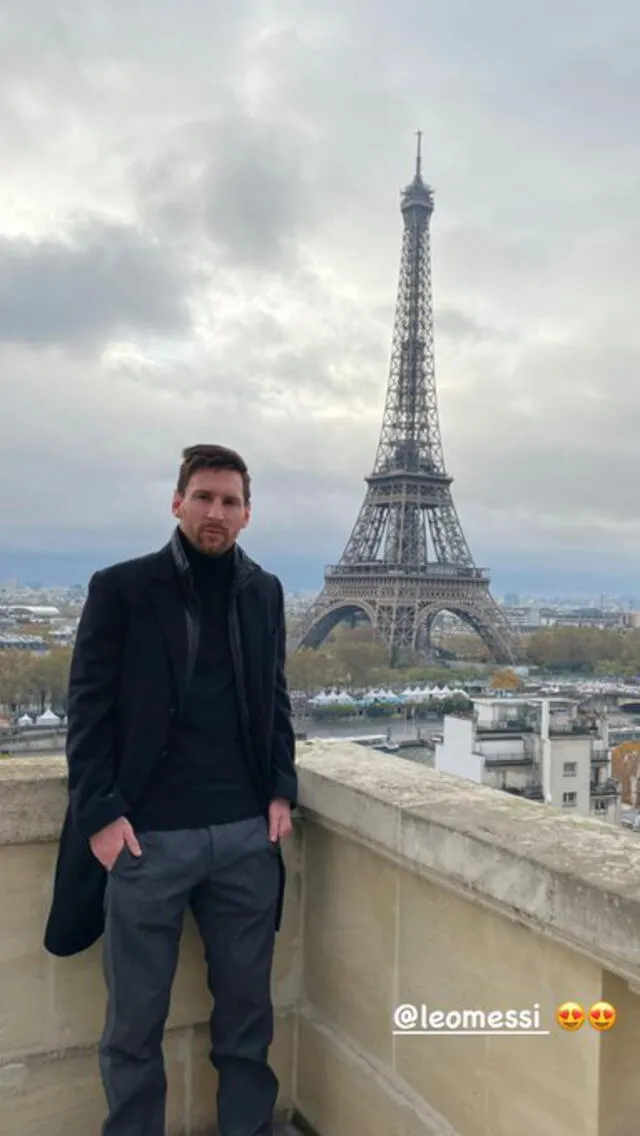 Lionel Messi posando frente al lente de su esposa, delante de la Torre Eiffel