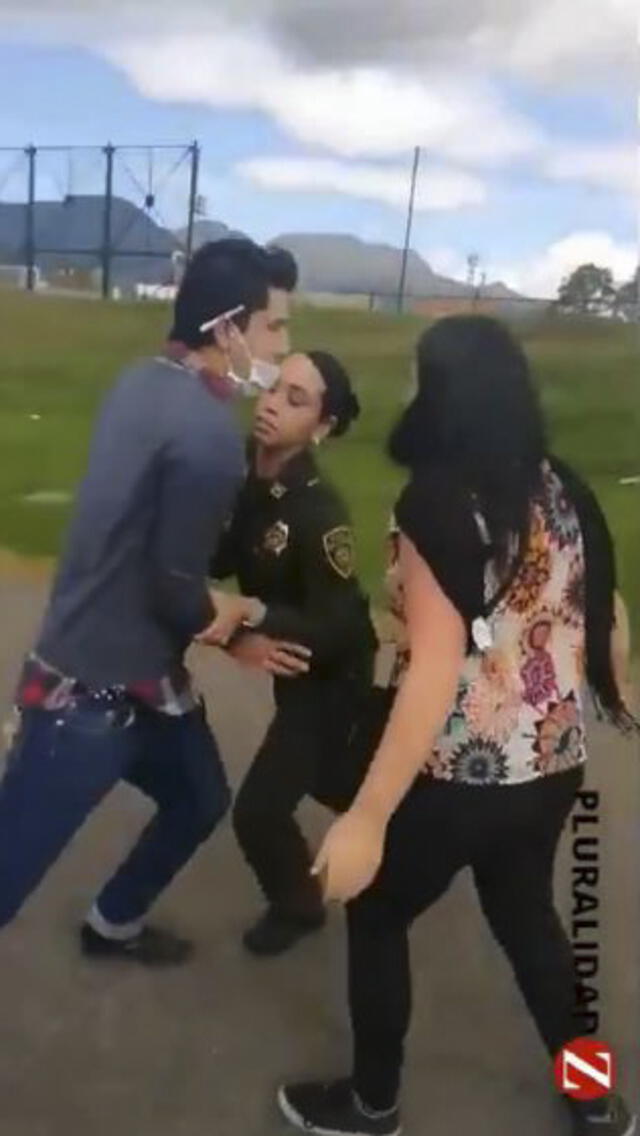 Policías sin mascarillas agreden a hombre que paseaba con sus hijas por el parque en Bogotá [VIDEO]