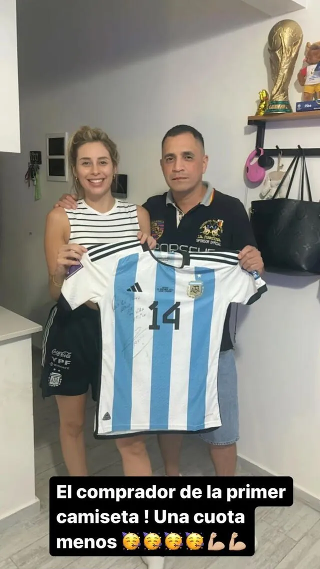 Historia de Yésica Frías con la camiseta de Exequiel Palacios que vendió. Foto: captura Instagram   