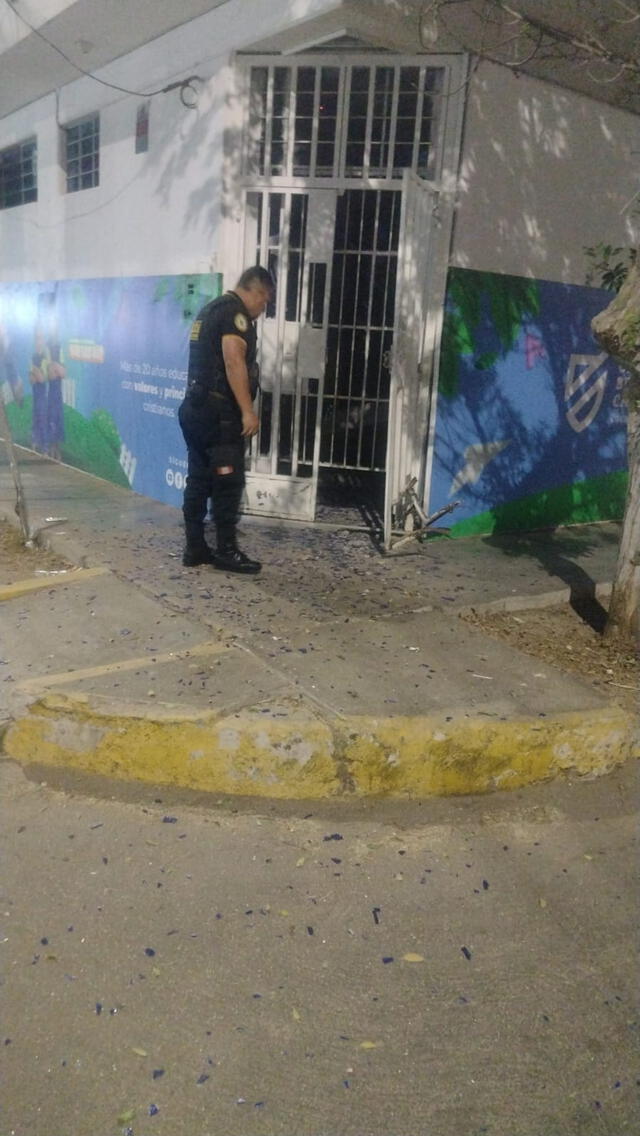  Efectivos policiales llegaron hasta los exteriores del colegio afectado para realizar las indagaciones del caso. Foto: La República   