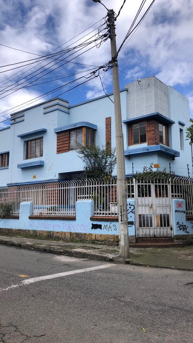 Muchos colombianos y turistas visitan a diario la casa de 'Betty la fea'. Foto: X/arKMaxx   