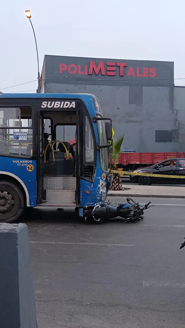 Así terminó el vehículo del motociclista tras el choque en Cercado de Lima. Foto: Difusión   