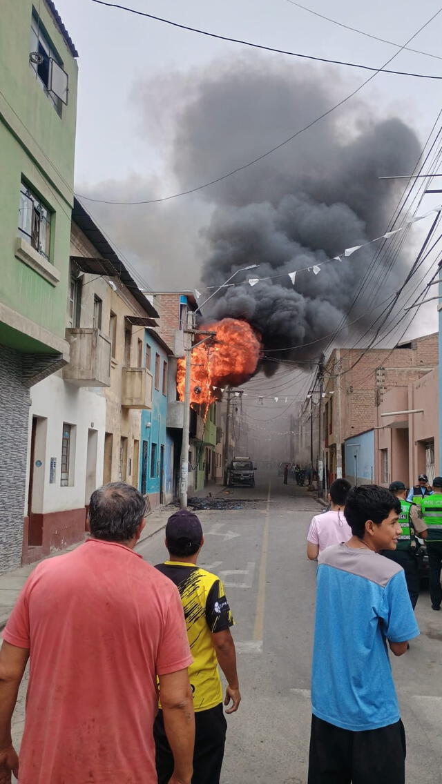 Vecinos de la zona señalaron que hubo una demora en la llegada de los bomberos. Foto: Difusión    