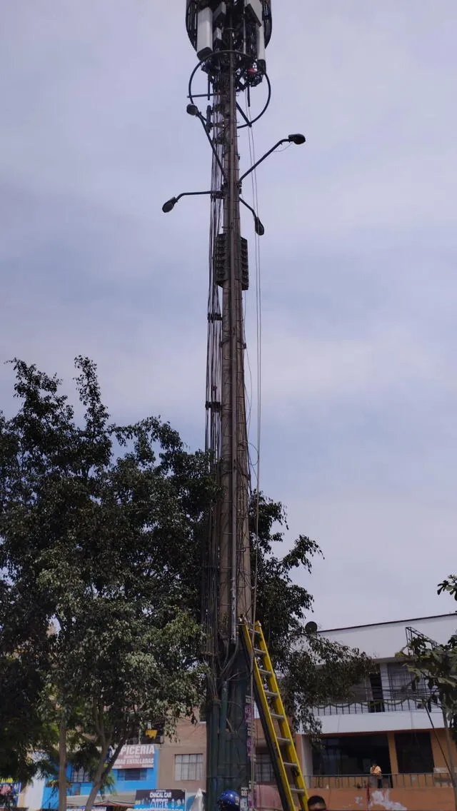 Antena eléctrica desde la que cayó el trabajador. Foto: Difusión   