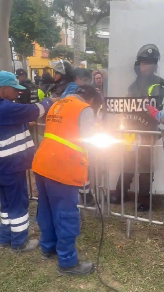  Personal municipal suelda rejas y encierra a vecinos de Miraflores. Foto: Difusión   